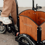 Chanty Cargo Kid - Sort inkl. hjelm, flaskeholder, håndtag i 2 farver og ringklokke - BørnecyklerneChantyBørnecyklerneSort: BLC16 - SRTChanty Cargo Kid - Sort inkl. hjelm, flaskeholder, håndtag i 2 farver og ringklokke