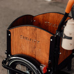 Chanty Cargo Kid - Sort inkl. hjelm, flaskeholder, håndtag i 2 farver og ringklokke - BørnecyklerneChantyBørnecyklerneSort: BLC16 - SRTChanty Cargo Kid - Sort inkl. hjelm, flaskeholder, håndtag i 2 farver og ringklokke