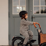 Chanty Cargo Kid - Sort inkl. hjelm, flaskeholder, håndtag i 2 farver og ringklokke - BørnecyklerneChantyBørnecyklerneSort: BLC16 - SRTChanty Cargo Kid - Sort inkl. hjelm, flaskeholder, håndtag i 2 farver og ringklokke